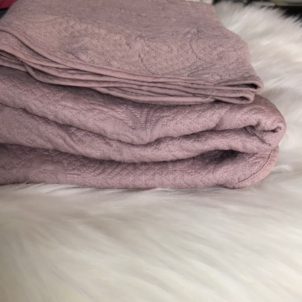 Bed spread  with scallops edge design 100% cotton.twin. In excellent condition